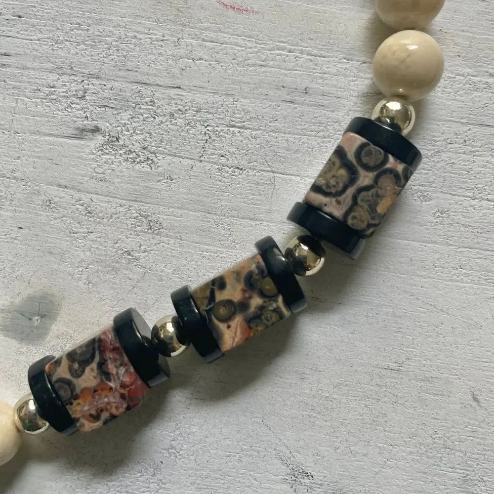 Tan leopard pattern beaded necklace - Picture 6 of 8